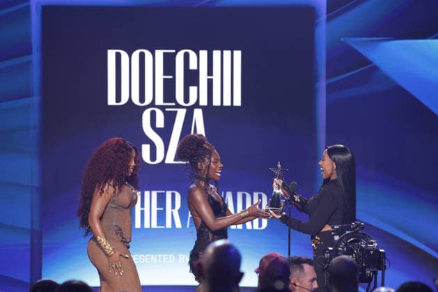 2026 BET Awards - Show SZA and Doechii are seen onstage during the 2026 BET Awards at Peacock Theater on June 28, 2026 in Los Angeles, California. Los Angeles Peacock Theater California United States Copyright: xCraSH imageSPACEx