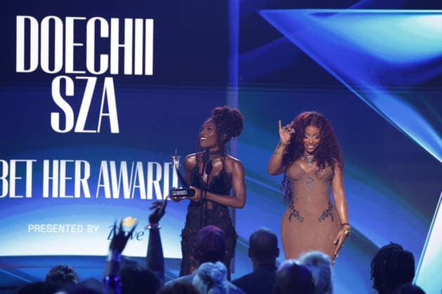2026 BET Awards - Show SZA and Doechii are seen onstage during the 2026 BET Awards at Peacock Theater on June 28, 2026 in Los Angeles, California. Los Angeles Peacock Theater California United States Copyright: xCraSH imageSPACEx