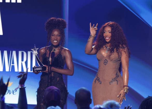 2026 BET Awards - Show SZA and Doechii are seen onstage during the 2026 BET Awards at Peacock Theater on June 28, 2026 in Los Angeles, California. Los Angeles Peacock Theater California United States Copyright: xCraSH imageSPACEx