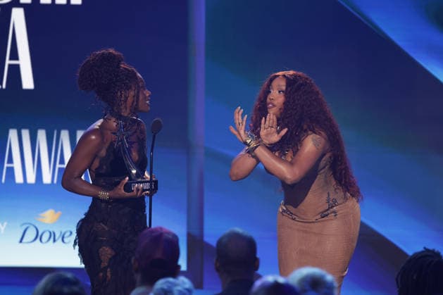 2026 BET Awards - Show SZA and Doechii are seen onstage during the 2026 BET Awards at Peacock Theater on June 28, 2026 in Los Angeles, California. Los Angeles Peacock Theater California United States Copyright: xCraSH imageSPACEx