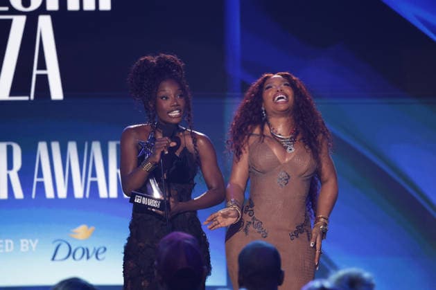 2026 BET Awards - Show SZA and Doechii are seen onstage during the 2026 BET Awards at Peacock Theater on June 28, 2026 in Los Angeles, California. Los Angeles Peacock Theater California United States Copyright: xCraSH imageSPACEx