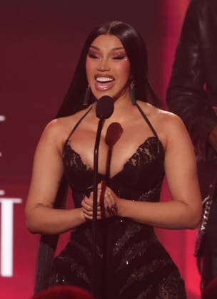 2026 BET Awards - Show Cardi B accepts the Best Female Hip Hop Artist award onstage during the 2026 BET Awards at Peacock Theater on June 28, 2026 in Los Angeles, California. . Los Angeles Peacock Theater California United States Copyright: xCraSH imageSPACEx