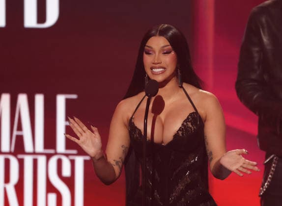 2026 BET Awards - Show Cardi B accepts the Best Female Hip Hop Artist award onstage during the 2026 BET Awards at Peacock Theater on June 28, 2026 in Los Angeles, California. . Los Angeles Peacock Theater California United States Copyright: xCraSH imageSPACEx