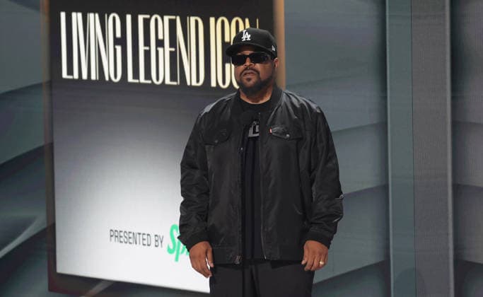 2026 BET Awards - Show Ice Cube speaks onstage during the 2026 BET Awards at Peacock Theater on June 28, 2026 in Los Angeles, California. Los Angeles Peacock Theater California United States Copyright: xCraSH imageSPACEx