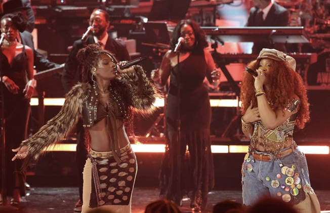 2026 BET Awards - Show SZA, Doechii perform onstage during the 2026 BET Awards at Peacock Theater on June 28, 2026 in Los Angeles, California. Los Angeles Peacock Theater California United States Copyright: xCraSH imageSPACEx