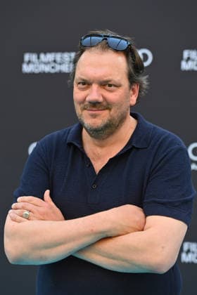 Charly HUEBNER (Schauspieler), Einzelbild,angeschnittenes Einzelmotiv, Halbfigur,halbe Figur. 43.Filmfest Muenchen Premiere SPAZIERGANG NACH SYRAKUS am 28.06.2026 Deutsches Theater. *** Charly HUEBNER, actor; still, cropped single shot, half-length portrait; 43rd Munich Film Festival premiere of *A Walk to Syracuse* on June 28, 2026, at the Deutsches Theater