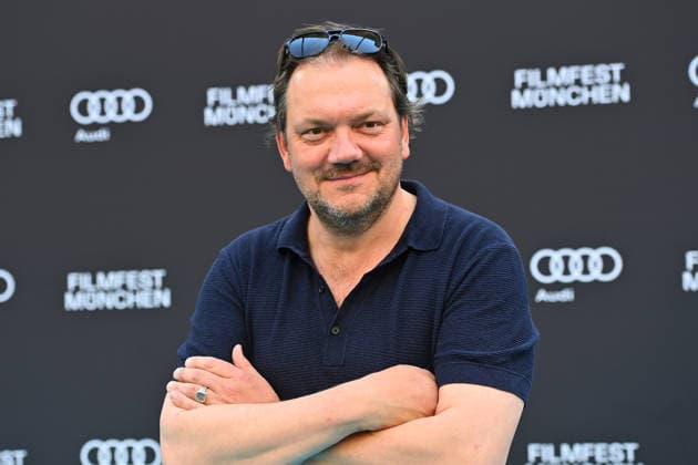 Charly HUEBNER (Schauspieler), Einzelbild,angeschnittenes Einzelmotiv,Halbfigur,halbe Figur. 43.Filmfest Muenchen Premiere SPAZIERGANG NACH SYRAKUS am 28.06.2026 Deutsches Theater. *** Charly HUEBNER, actor; still, cropped single image, half-length portrait; 43rd Munich Film Festival premiere of *A Walk to Syracuse* on June 28, 2026, at the Deutsches Theater