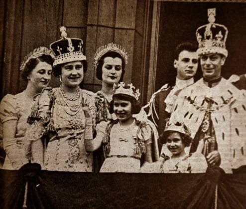 RECORD DATE NOT STATED Photograph of the King and Queen with Princesses Elizabeth and Margaret. Photograph of the King and Queen with Princesses Elizabeth and Margaret on the balcony of Buckingham Palace. Editorial use only. All other uses to be cleared with the copyright owner (World History Archive), in advance., WHA_128_0417.jpg, King; Queen; Princesses; Elizabeth; Margaret; Buckingham Palace; Balcony; Royal Family; Monarchy; British; Royalty; Palace; London; United Kingdom; Historic; Tradition; Ceremony; Event; Royal Residence; Monarch; Heirs; Royal Children; Royal Siblings; Royal Portrait; British Monarchy; Royal Balcony; Royal Event; Royal Tradition; Royal Ceremony; Royal Residence. Copyright: xWorldxHistoryxArchivex