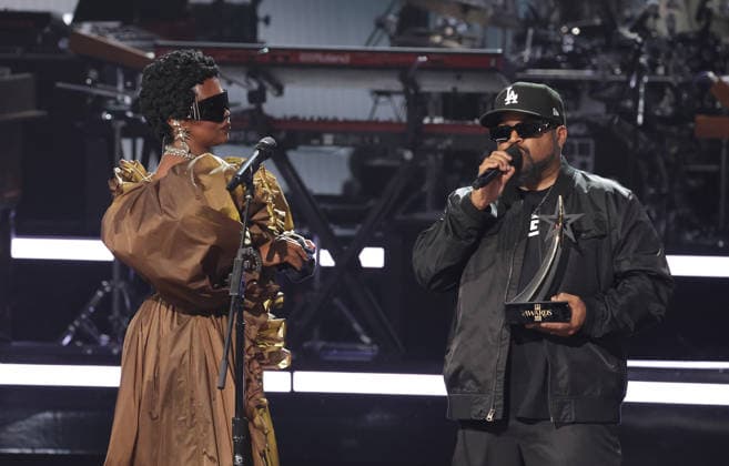 2026 BET Awards - Show Lauryn Hill accepts the Living Legend Icon award from Ice Cube onstage during the 2026 BET Awards at Peacock Theater on June 28, 2026 in Los Angeles, California. Los Angeles Peacock Theater California United States Copyright: xCraSH imageSPACEx