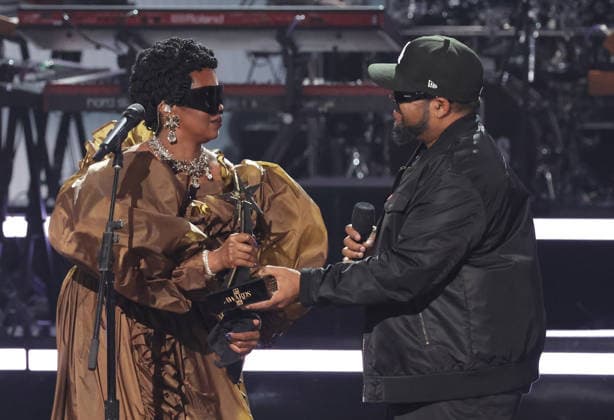 2026 BET Awards - Show Lauryn Hill accepts the Living Legend Icon award from Ice Cube onstage during the 2026 BET Awards at Peacock Theater on June 28, 2026 in Los Angeles, California. Los Angeles Peacock Theater California United States Copyright: xCraSH imageSPACEx