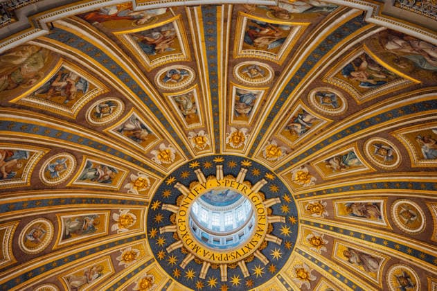 Looking up through the oculus inside the dome of St. Peter s Basilica Vatican City, Vatican City State, Vatican City CR_EPZT260626-2069371-01 EDITORIAL USE ONLY