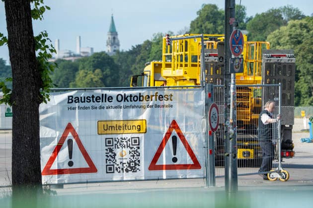 Oktoberfest 2026, Aufbauarbeiten starten offiziell heute, Baustelle Oktoberfest, Transparent am Haupteingang, schwere Baufahrzeuge fahren auf die Theresienwiese, München, 29. Juni 2026 Deutschland, München, 29. Juni 2026, Aufbauarbeiten zum Oktoberfest 2026 starten offiziell heute, Baustelle Oktoberfest, Transparent am Haupteingang, schwere Baufahrzeuge fahren auf die Theresienwiese, Wiesn, das Oktoberfest 2026 startet am 19. September, Sommer, Bayern, bayerisch, *** Oktoberfest 2026, setup work officially begins today, Oktoberfest construction site, banner at the main entrance, heavy construction vehicles drive onto the Theresienwiese, Munich, June 29, 2026, Germany, Munich, June 29, 2026, Setup work for Oktoberfest 2026 officially begin