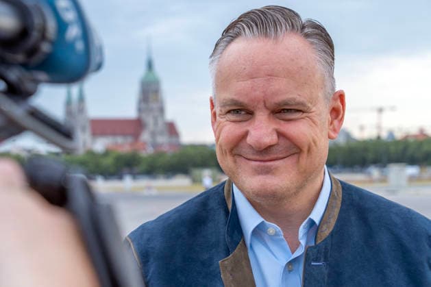 Christian Scharpf, Wirtschaftsreferent und Wiesnchef, gibt heute den Startschuß für die Aufbauarbeiten zum Oktoberfest 2026, hier Porträt bei einem Interview, München, 29. Juni 2026 Deutschland, München, 29. Juni 2026, Dr. Christian Scharpf, Wirtschaftsreferent und Wiesnchef, gibt heute den Startschuß für die Aufbauarbeiten zum Oktoberfest 2026, hier Porträt bei einem Interview, am Horizont die Paulskirche, Wiesn, das Oktoberfest 2026 startet am 19. September, Sommer, Bayern, bayerisch, *** Christian Scharpf, Economic Affairs Officer and Oktoberfest Director, is kicking off the setup work for the 2026 Oktoberfest today; here is a portrait of him during an interview, Munich, June 29, 2026, Germany, Munich, June 29, 2026, Dr. Christia