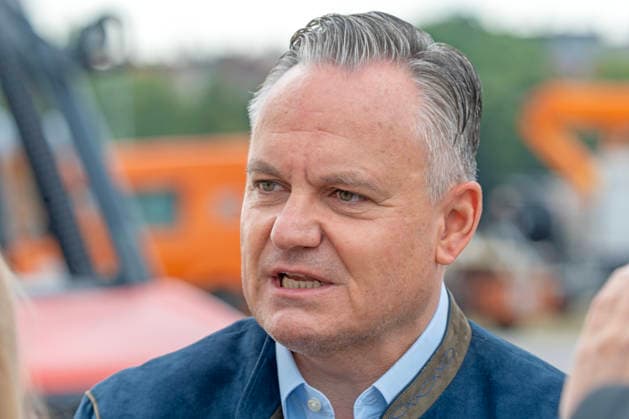Christian Scharpf, Wirtschaftsreferent und Wiesnchef, gibt heute den Startschuß für die Aufbauarbeiten zum Oktoberfest 2026, hier Porträt bei einem Interview, München, 29. Juni 2026 Deutschland, München, 29. Juni 2026, Dr. Christian Scharpf, Wirtschaftsreferent und Wiesnchef, gibt heute den Startschuß für die Aufbauarbeiten zum Oktoberfest 2026, Porträt, Wiesn, das Oktoberfest 2026 startet am 19. September, Sommer, Bayern, bayerisch, *** Christian Scharpf, Economic Affairs Officer and Oktoberfest Director, is giving the go-ahead today for the setup work for the 2026 Oktoberfest; here is a portrait of him during an interview, Munich, June 29, 2026, Germany, Munich, June 29, 2026, Dr. Christian Scharpf, Economic Affairs Officer and Ok