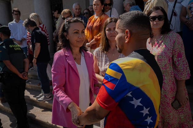 A Minute of Silence for the Victims of the Earthquakes in Venezuela in Marín, Pontevedra: The mayor of Marín, María Ramallo, greets a Venezuelan during a minute of silence for the victims of the earthquakes in Venezuela on June 29, 2026, in Marín, Pontevedra, Galicia, Spain. The Marín City Council has called for this minute of silence in support of and respect for the victims of the earthquakes that occurred in Venezuela. Official figures currently stand at 1,450 dead and 3,150 injured, although the number is expected to continue rising as rescue efforts progress.June 29, 2026 Adriá, Marín, Pontevedra, Galicia Marín, Pontevedra, Galicia, Spain  Copyright: xAdrianxIragox 7629740