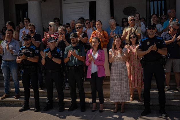 A minute of silence for the victims of the earthquakes in Venezuela in Marín, Pontevedra. The mayor of Marín, María Ramallo C., during a minute of silence for the victims of the earthquakes in Venezuela, on June 29, 2026, in Marín, Pontevedra, Galicia, Spain. The Marín City Council has called for this minute of silence in support of and out of respect for the victims of the earthquakes that occurred in Venezuela. At this time, official figures stand at 1,450 dead and 3,150 injured, although the number is expected to continue rising as rescue efforts progress.June 29, 2026 Adriá, Marín, Pontevedra, Galicia Marín, Pontevedra, Galicia, Spain  Copyright: xAdrianxIragox 7629742