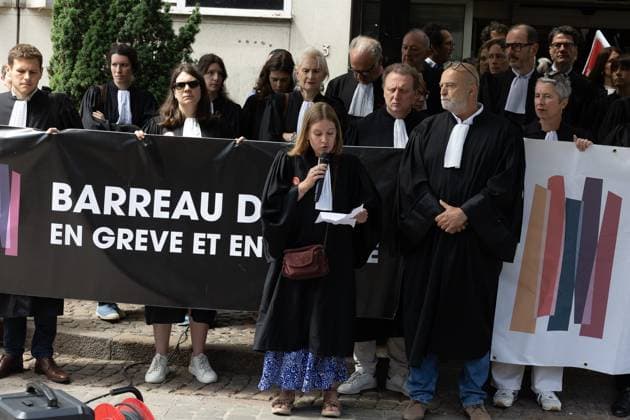 LILLE PROTEST JUSTICE JUDICIAL COURT PHOTOPQR VOIX DU NORD PASCAL BONNIERE 06 29 2026 LILLE 06 29 2026 Protest by lawyers and judges from the Lille Bar Association in front of the judicial court to demand more resources following the Lyhanna case, which revealed shortcomings. Photo by Pascal Bonniere, La Voix du Nord, Lille, France, June 29, 2026 Following the Lyhanna case, which highlighted the impunity enjoyed by child sex offenders in France, magistrates are demonstrating to demand more resources—even though their minister had stated that a lack of resources was not the problem HAUTS-DE-FRANCE France  Copyright: xPHOTOPQR VOIXxDUxNORD MAXPPPxPASCALxBONNIEREx 20260629VDN5136 20260629VDN5136