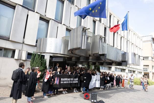 LILLE PROTEST JUSTICE JUDICIAL COURT PHOTOPQR VOIX DU NORD PASCAL BONNIERE 06 29 2026 LILLE 06 29 2026 Protest by lawyers and judges from the Lille Bar Association in front of the judicial court to demand more resources following the Lyhanna case, which revealed shortcomings. Photo by Pascal Bonniere, La Voix du Nord, Lille, France, June 29, 2026 Following the Lyhanna case, which highlighted the impunity enjoyed by child sex offenders in France, magistrates are demonstrating to demand more resources—even though their minister had stated that a lack of resources was not the problem HAUTS-DE-FRANCE France  Copyright: xPHOTOPQR VOIXxDUxNORD MAXPPPxPASCALxBONNIEREx 20260629VDN5140 20260629VDN5140