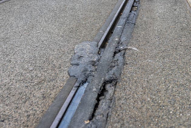Nürnberger Straßenbahnbetrieb wegen Hitzeschäden vorübergehend eingestellt, Nürnberg, 29.06.2026 Durch extreme Hitze geschmolzenes Bitumen quillt aus der Straßenbahnschiene heraus und verklebt das Gleis. Der Straßenbahnbetrieb wurde eingestellt, da Schienen und Fahrzeugräder vom geschmolzenen Bitumen gereinigt werden müssen. Nürnberg Bayern Deutschland *** Nuremberg tram service temporarily suspended due to heat damage, Nuremberg, June 29, 2026: Bitumen melted by extreme heat is oozing out of the tram tracks and causing the tracks to stick together. Tram service has been suspended because the tracks and vehicle wheels must be cleaned of the melted bitumen. Nuremberg, Bavaria, Germany 20260629-286A0578-M4000
