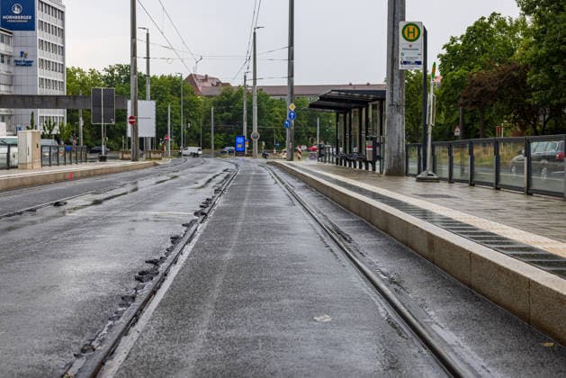 Nürnberger Straßenbahnbetrieb wegen Hitzeschäden vorübergehend eingestellt, Nürnberg, 29.06.2026 Straßenbahnhaltestelle am Rathenauplatz bei Regen. Wegen Hitzeschäden durch geschmolzenes Bitumen an Schienen und Rädern war der Straßenbahnbetrieb seit Samstag eingestellt. Schienen und Fahrzeuge mussten vor der Wiederinbetriebnahme gereinigt werden. Nürnberg Bayern Deutschland *** Nuremberg tram service temporarily suspended due to heat damage, Nuremberg, June 29, 2026 Tram stop at Rathenauplatz in the rain. Due to heat damage caused by melted bitumen on the tracks and wheels, tram service had been suspended since Saturday. The tracks and vehicles had to be cleaned before service could resume. Nuremberg, Bavaria, Germany 20260629-286A0600-M4000