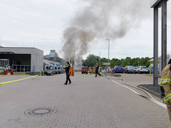Großbrand in Lahrte bei Bäckerei Schäfer Gegen einen Vollbrand von fünf LKW direkt an der Halle der Großbäckerei Schäfers in Lehrte musste heute in den Mittagsstunden die Feuerwehr Lehrte mit einem Großaufgebot kämpfen. *** Major Fire in Lehrte Near Schäfer Bakery Around noon today, the Lehrte Fire Department had to respond with a large contingent to battle a major fire involving five trucks right next to the Schäfer Bakery facility in Lehrte. Copyright: xBerndxGüntherx