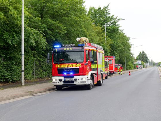 Großbrand in Lahrte bei Bäckerei Schäfer Gegen einen Vollbrand von fünf LKW direkt an der Halle der Großbäckerei Schäfers in Lehrte musste heute in den Mittagsstunden die Feuerwehr Lehrte mit einem Großaufgebot kämpfen. *** Major Fire in Lehrte Near Schäfer Bakery Around noon today, the Lehrte Fire Department had to respond with a large contingent to battle a major fire involving five trucks right next to the Schäfer Bakery facility in Lehrte. Copyright: xBerndxGüntherx