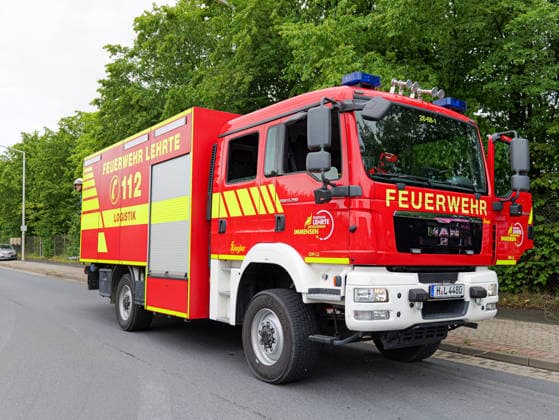 Großbrand in Lahrte bei Bäckerei Schäfer Gegen einen Vollbrand von fünf LKW direkt an der Halle der Großbäckerei Schäfers in Lehrte musste heute in den Mittagsstunden die Feuerwehr Lehrte mit einem Großaufgebot kämpfen. *** Major Fire in Lehrte Near Schäfer Bakery Around noon today, the Lehrte Fire Department had to respond with a large contingent to battle a major fire involving five trucks right next to the Schäfer Bakery facility in Lehrte. Copyright: xBerndxGüntherx