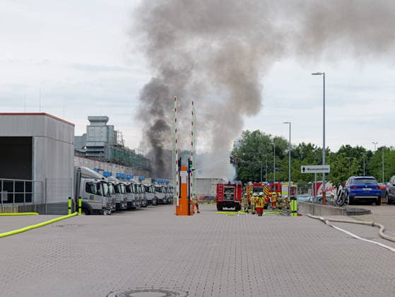 Großbrand in Lahrte bei Bäckerei Schäfer Die Feuerwehr versucht mit zwei Drehleitern ein Übergreifen auf die Produlktionshalle zu verhindern. *** Major Fire in Lahrte Near the Schäfer Bakery: Firefighters Are Using Two Turntable Ladders to Prevent the Fire from Spreading to the Production Hall Copyright: xBerndxGüntherx