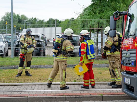 Großbrand in Lahrte bei Bäckerei Schäfer Gegen einen Vollbrand von fünf LKW direkt an der Halle der Großbäckerei Schäfers in Lehrte musste heute in den Mittagsstunden die Feuerwehr Lehrte mit einem Großaufgebot kämpfen. *** Major Fire in Lehrte Near Schäfer Bakery Around noon today, the Lehrte Fire Department had to respond with a large contingent to battle a major blaze involving five trucks right next to the Schäfer Bakery facility in Lehrte. Copyright: xBerndxGüntherx