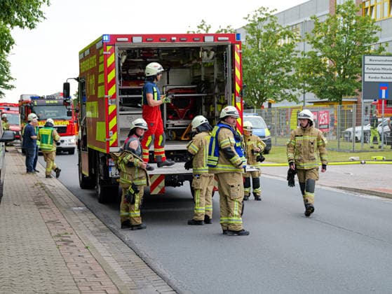 Großbrand in Lahrte bei Bäckerei Schäfer Gegen einen Vollbrand von fünf LKW direkt an der Halle der Großbäckerei Schäfers in Lehrte musste heute in den Mittagsstunden die Feuerwehr Lehrte mit einem Großaufgebot kämpfen. *** Major Fire in Lehrte Near Schäfer Bakery Around noon today, the Lehrte Fire Department had to respond with a large contingent to battle a major blaze involving five trucks right next to the Schäfer Bakery facility in Lehrte. Copyright: xBerndxGüntherx