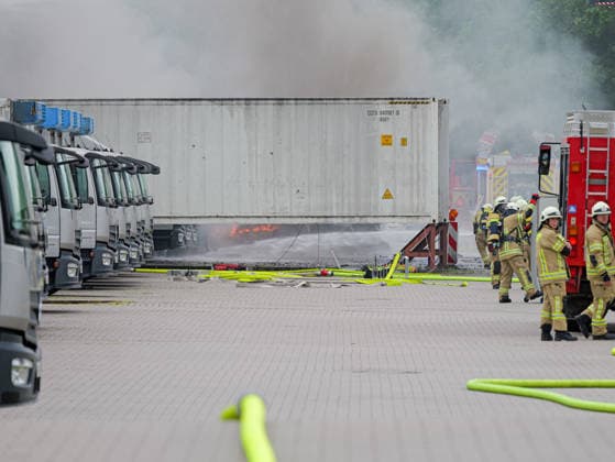 Großbrand in Lahrte bei Bäckerei Schäfer Gegen einen Vollbrand von fünf LKW direkt an der Halle der Großbäckerei Schäfers in Lehrte musste heute in den Mittagsstunden die Feuerwehr Lehrte mit einem Großaufgebot kämpfen. *** Major Fire in Lehrte Near Schäfer Bakery Around noon today, the Lehrte Fire Department had to respond with a large contingent to battle a major blaze involving five trucks right next to the Schäfer Bakery facility in Lehrte. Copyright: xBerndxGüntherx