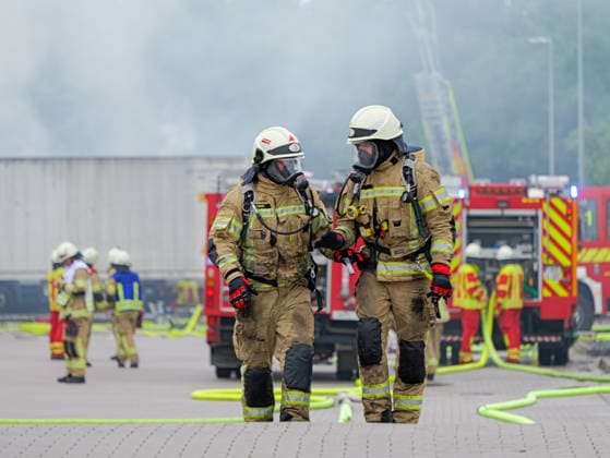 Großbrand in Lahrte bei Bäckerei Schäfer Zwei Feuerwehrleute auf dem Weg zur Ablösung bei dem Großbrand. *** Major Fire in Lahrte Near the Schäfer Bakery: Two firefighters on their way to relieve the crew at the scene of the major fire Copyright: xBerndxGüntherx