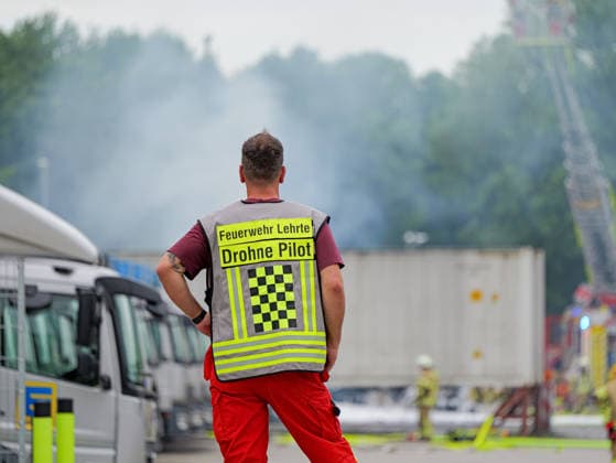 Großbrand in Lahrte bei Bäckerei Schäfer Die Feuerwehr setzte auch ihre Drohne zur Aufklärung der Lage am Brandherd ein. *** Major Fire in Lahrte Near the Schäfer Bakery; Firefighters Also Deployed Their Drone to Assess the Situation at the Source of the Fire Copyright: xBerndxGüntherx