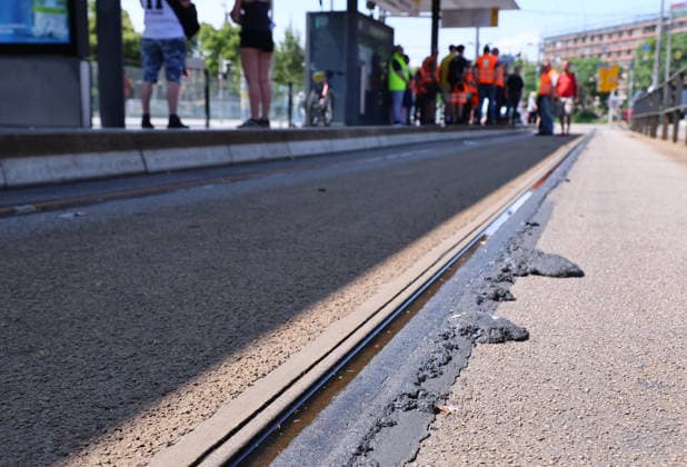 Leipzig, 29.06.2026, Hitze in Deutschland. , Im Bild: Deutlich sichtbare Gleisschäden am Hauptbahnhof. In Leipzig musste der Strassenbahnbetrieb wegen Schäden am Gleisnetz eingestellt werden. Temperaturen von 40 Grad ließen die Fugenmasse schmelzen. , *** Leipzig, June 29, 2026, Heatwave in Germany, Pictured: Clearly visible damage to the tracks at the main train station. In Leipzig, tram service had to be suspended due to damage to the track network. Temperatures of 40 degrees caused the joint compound to melt, Picture Point