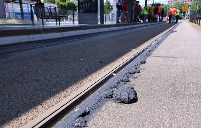 Leipzig, 29.06.2026, Hitze in Deutschland. , Im Bild: Haupt-Haltestelle am Hauptbahnhof. Deutlich sichtbare Gleisschäden , In Leipzig musste der Strassenbahnbetrieb wegen Schäden am Gleisnetz eingestellt werden. Temperaturen von 40 Grad ließen die Fugenmasse schmelzen. , *** Leipzig, June 29, 2026, Heatwave in Germany, Pictured: Main stop at the central station; clearly visible damage to the tracks. In Leipzig, tram service had to be suspended due to damage to the track network. Temperatures of 40 degrees caused the joint sealant to melt, Picture Point