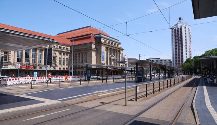 Leipzig, 29.06.2026, Hitze in Deutschland. , Im Bild: Verwaiste Haupt-Haltestelle am Hauptbahnhof. , In Leipzig musste der Strassenbahnbetrieb wegen Schäden am Gleisnetz eingestellt werden. Temperaturen von 40 Grad ließen die Fugenmasse schmelzen. , *** Leipzig, June 29, 2026, Heatwave in Germany, Pictured: Deserted main stop at the central station, In Leipzig, tram service had to be suspended due to damage to the track network; temperatures of 40 degrees caused the joint sealant to melt, Picture Point