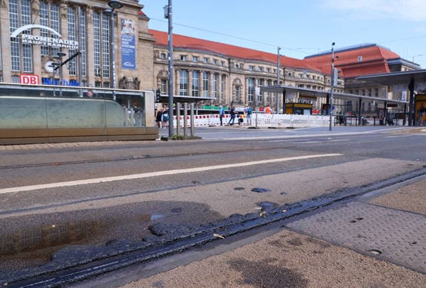 Leipzig, 29.06.2026, Hitze in Deutschland. , Im Bild: Verwaiste Haupt-Haltestelle am Hauptbahnhof. Deutlich sichtbare Gleisschäden am Hauptbahnhof. , In Leipzig musste der Strassenbahnbetrieb wegen Schäden am Gleisnetz eingestellt werden. Temperaturen von 40 Grad ließen die Fugenmasse schmelzen. , *** Leipzig, June 29, 2026, Heat Wave in Germany; Pictured: Deserted main stop at the central station; Clearly visible track damage at the central station; In Leipzig, tram service had to be suspended due to damage to the track network; Temperatures of 40 degrees caused the joint compound to melt; Picture Point