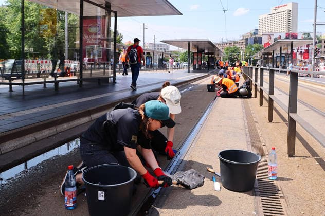 Leipzig, 29.06.2026, Hitze in Deutschland. , Im Bild: Straßenbahn-Haltestelle am Hauptbahnhof. Verschmolzene Gleis-Fugenmasse musste händisch mit Spachtel entfernt werden. , In Leipzig musste der Strassenbahnbetrieb wegen Schäden am Gleisnetz eingestellt werden. Temperaturen von 40 Grad ließen die Fugenmasse schmelzen. , *** Leipzig, June 29, 2026, Heat Wave in Germany: Pictured is a tram stop at the main train station. The melted track joint sealant had to be removed by hand with a putty knife. In Leipzig, tram service had to be suspended due to damage to the track network. Temperatures of 40 degrees caused the joint sealant to melt, Picture Point