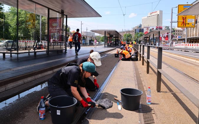 Leipzig, 29.06.2026, Hitze in Deutschland. , Im Bild: Straßenbahn-Haltestelle am Hauptbahnhof. Verschmolzene Gleis-Fugenmasse musste händisch mit Spachtel entfernt werden. , In Leipzig musste der Strassenbahnbetrieb wegen Schäden am Gleisnetz eingestellt werden. Temperaturen von 40 Grad ließen die Fugenmasse schmelzen. , *** Leipzig, June 29, 2026, Heat Wave in Germany: Pictured is a tram stop at the main train station. The melted track joint sealant had to be removed by hand with a putty knife. In Leipzig, tram service had to be suspended due to damage to the track network. Temperatures of 40 degrees caused the joint sealant to melt, Picture Point