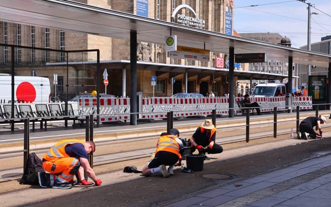 Leipzig, 29.06.2026, Hitze in Deutschland. , Im Bild: Straßenbahn-Haltestelle am Hauptbahnhof. Verschmolzene Gleis-Fugenmasse musste händisch mit Spachtel entfernt werden. , In Leipzig musste der Strassenbahnbetrieb wegen Schäden am Gleisnetz eingestellt werden. Temperaturen von 40 Grad ließen die Fugenmasse schmelzen. , *** Leipzig, June 29, 2026, Heat Wave in Germany: Pictured is a tram stop at the main train station. The melted track joint sealant had to be removed by hand with a putty knife. In Leipzig, tram service had to be suspended due to damage to the track network. Temperatures of 40 degrees caused the joint sealant to melt, Picture Point