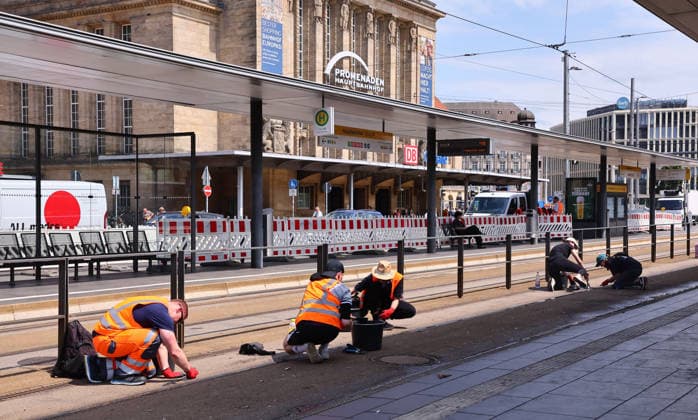 Leipzig, 29.06.2026, Hitze in Deutschland. , Im Bild: Straßenbahn-Haltestelle am Hauptbahnhof. Verschmolzene Gleis-Fugenmasse musste händisch mit Spachtel entfernt werden. , In Leipzig musste der Strassenbahnbetrieb wegen Schäden am Gleisnetz eingestellt werden. Temperaturen von 40 Grad ließen die Fugenmasse schmelzen. , *** Leipzig, June 29, 2026, Heat Wave in Germany: Pictured is a tram stop at the main train station. The melted track joint sealant had to be removed by hand with a putty knife. In Leipzig, tram service had to be suspended due to damage to the track network. Temperatures of 40 degrees caused the joint sealant to melt, Picture Point
