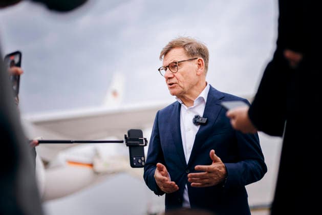 Johann Wadephul (CDU), Bundesaussenminister, aufgenommen bei einem Statement vor einem Flugzeug der Flugbereitschaft der Bundeswehr, anlaesslich seiner Reise in die USA, Berlin, 29.06.2026. Fotografiert im Auftrag des Auswaertigen Amtes (AA) Berlin Deutschland *** Johann Wadephul (CDU), Federal Minister of Foreign Affairs, photographed while making a statement in front of an aircraft from the German Armed Forces’ Special Flight Unit during his trip to the U.S., Berlin, June 29, 2026. Photographed on behalf of the Federal Foreign Office (AA), Berlin, Germany Copyright: xFelixxZahnx