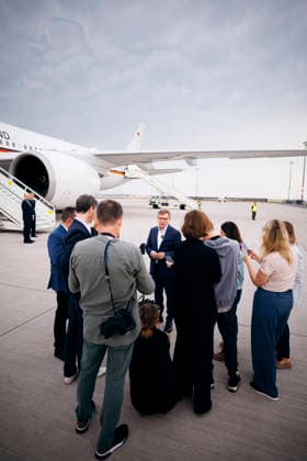 Johann Wadephul (CDU), Bundesaussenminister, aufgenommen bei einem Statement vor einem Flugzeug der Flugbereitschaft der Bundeswehr, anlaesslich seiner Reise in die USA, Berlin, 29.06.2026. Fotografiert im Auftrag des Auswaertigen Amtes (AA) Berlin Deutschland *** Johann Wadephul (CDU), Federal Minister of Foreign Affairs, photographed while making a statement in front of an aircraft from the Bundeswehr’s Special Air Service, on the occasion of his trip to the U.S., Berlin, June 29, 2026. Photographed on behalf of the Federal Foreign Office (AA), Berlin, Germany Copyright: xFelixxZahnx