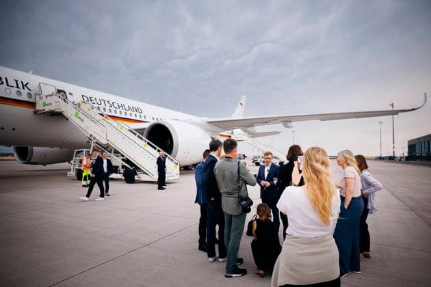 Johann Wadephul (CDU), Bundesaussenminister, aufgenommen bei einem Statement vor einem Flugzeug der Flugbereitschaft der Bundeswehr, anlaesslich seiner Reise in die USA, Berlin, 29.06.2026. Fotografiert im Auftrag des Auswaertigen Amtes (AA) Berlin Deutschland *** Johann Wadephul (CDU), Federal Minister of Foreign Affairs, photographed while making a statement in front of an aircraft from the Bundeswehr’s Special Air Service, on the occasion of his trip to the U.S., Berlin, June 29, 2026. Photographed on behalf of the Federal Foreign Office (AA), Berlin, Germany Copyright: xFelixxZahnx