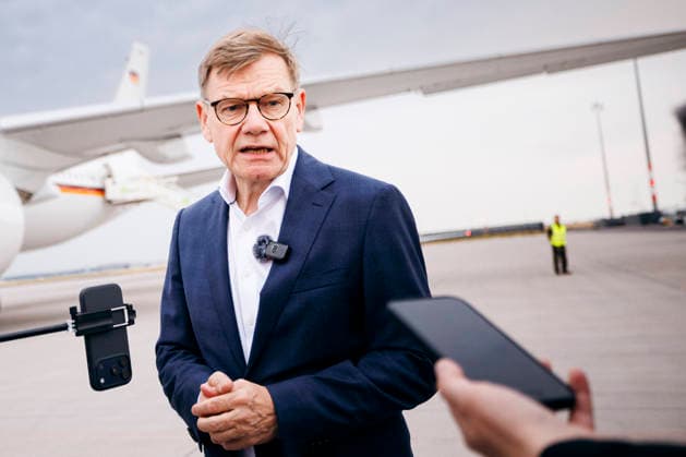 Johann Wadephul (CDU), Bundesaussenminister, aufgenommen bei einem Statement vor einem Flugzeug der Flugbereitschaft der Bundeswehr, anlaesslich seiner Reise in die USA, Berlin, 29.06.2026. Fotografiert im Auftrag des Auswaertigen Amtes (AA) Berlin Deutschland *** Johann Wadephul (CDU), Federal Minister of Foreign Affairs, photographed while making a statement in front of an aircraft from the German Armed Forces’ Special Air Service, on the occasion of his trip to the U.S., Berlin, June 29, 2026. Photographed on behalf of the Federal Foreign Office (AA), Berlin, Germany Copyright: xFelixxZahnx