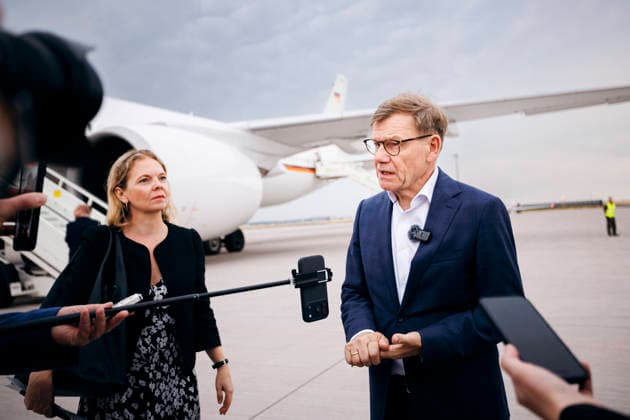 Johann Wadephul (CDU), Bundesaussenminister, aufgenommen bei einem Statement vor einem Flugzeug der Flugbereitschaft der Bundeswehr, anlaesslich seiner Reise in die USA, Berlin, 29.06.2026. Fotografiert im Auftrag des Auswaertigen Amtes (AA) Berlin Deutschland *** Johann Wadephul (CDU), Federal Minister of Foreign Affairs, photographed while making a statement in front of an aircraft from the German Armed Forces’ Special Air Service, on the occasion of his trip to the U.S., Berlin, June 29, 2026. Photographed on behalf of the Federal Foreign Office (AA), Berlin, Germany Copyright: xFelixxZahnx