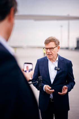 Johann Wadephul (CDU), Bundesaussenminister, aufgenommen bei einem Statement vor einem Flugzeug der Flugbereitschaft der Bundeswehr, anlaesslich seiner Reise in die USA, Berlin, 29.06.2026. Fotografiert im Auftrag des Auswaertigen Amtes (AA) Berlin Deutschland *** Johann Wadephul (CDU), Federal Minister of Foreign Affairs, photographed while making a statement in front of an aircraft from the Bundeswehr’s Special Air Service, on the occasion of his trip to the U.S., Berlin, June 29, 2026. Photographed on behalf of the Federal Foreign Office (AA), Berlin, Germany Copyright: xFelixxZahnx