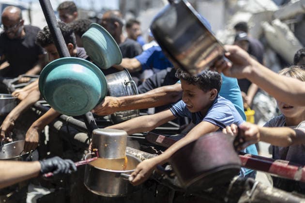 News Bilder des Tages Food distributed to Palestinians in Gaza s Jabalia JABALIA, GAZA, PALESTINE - JUNE 29: Palestinians, including children, wait in line to receive food distributed by a charity organization as food shortage continues due to Israel s blockade and restriction of aid entries into the Gaza Strip, at Jabalia Refugee Camp in northern Gaza, Palestine on June 29, 2026. Mahmoud Abu Hamda Anadolu Jabalia Gaza. Editorial use only. Please get in touch for any other usage.  Copyright: x2026xAnadoluxMahmoudxAbuxHamdax