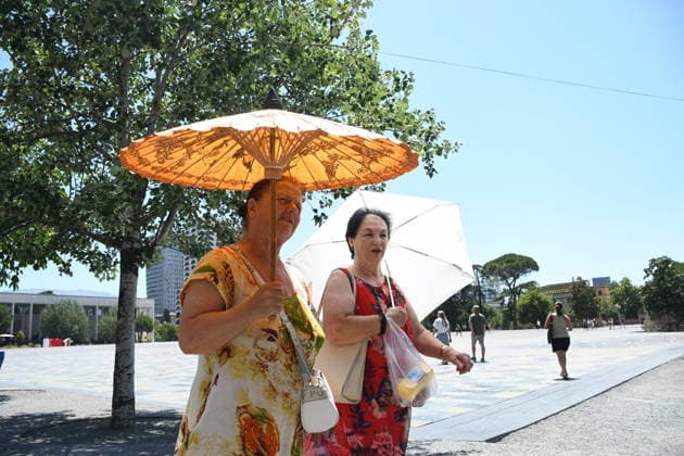 Extreme heat drives people to fountains in Albania TIRANA, ALBANIA - JUNE 29: People cool off at fountains and in public spaces as temperatures reach 40 degrees Celsius in Tirana, Albania, on June 29, 2026. Residents and tourists sought relief from the extreme heat at fountains, pools, parks, gardens and shaded areas across the country amid the ongoing heatwave. Olsi Shehu Anadolu Tirana Albania. Editorial use only. Please get in touch for any other usage.  Copyright: x2026xAnadoluxOlsixShehux