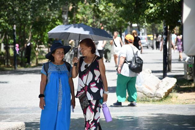 Extreme heat drives people to fountains in Albania TIRANA, ALBANIA - JUNE 29: People cool off at fountains and in public spaces as temperatures reach 40 degrees Celsius in Tirana, Albania, on June 29, 2026. Residents and tourists sought relief from the extreme heat at fountains, pools, parks, gardens and shaded areas across the country amid the ongoing heatwave. Olsi Shehu Anadolu Tirana Albania. Editorial use only. Please get in touch for any other usage.  Copyright: x2026xAnadoluxOlsixShehux